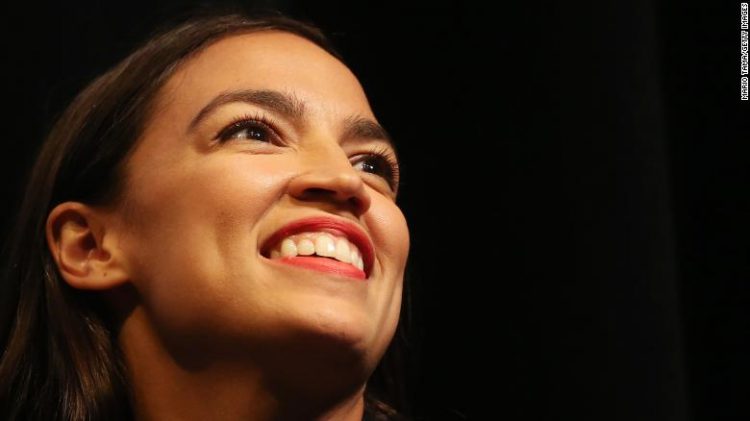 Nữ phục vụ bàn khuấy đảo chính trường Mỹ với chiến lược mạng xã hội khôn ngoan