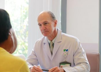 Bậc thầy chữa dị tật ở Mỹ đến mổ từ thiện cho bệnh nhi Việt Nam