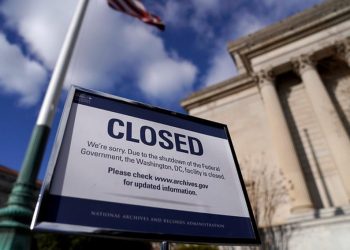 Bảng thông báo về việc chính phủ đóng cửa ở Mỹ - Ảnh: REUTERS