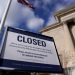 Bảng thông báo về việc chính phủ đóng cửa ở Mỹ - Ảnh: REUTERS