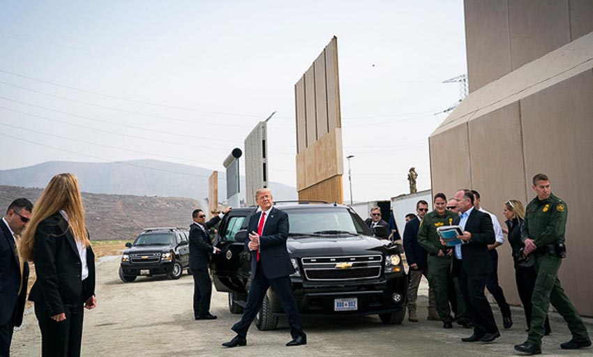Tổng thống Trump thăm các mẫu bức tường biên giới hồi tháng 3-2018 - Ảnh: AFP