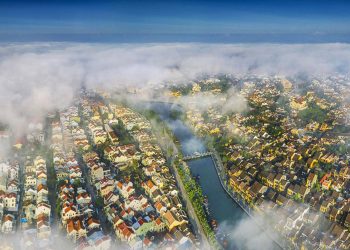 Toàn cảnh Hội An huyền ảo trong làn mây - Ảnh: TRẦN BẢO HÒA