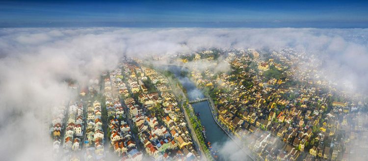 Toàn cảnh Hội An huyền ảo trong làn mây - Ảnh: TRẦN BẢO HÒA