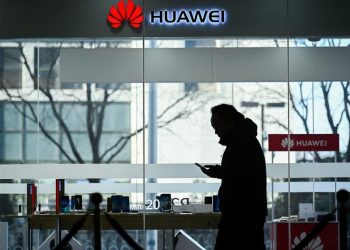 Huawei được cho là con bài chiến lược của ông Trump để gây sức ép với Trung Quốc trên bàn đàm phán thương mại - Ảnh: Reuters