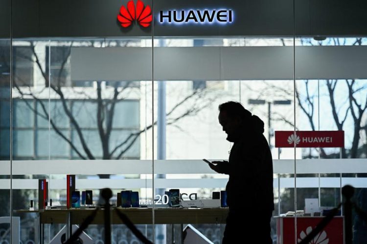 Huawei được cho là con bài chiến lược của ông Trump để gây sức ép với Trung Quốc trên bàn đàm phán thương mại - Ảnh: Reuters
