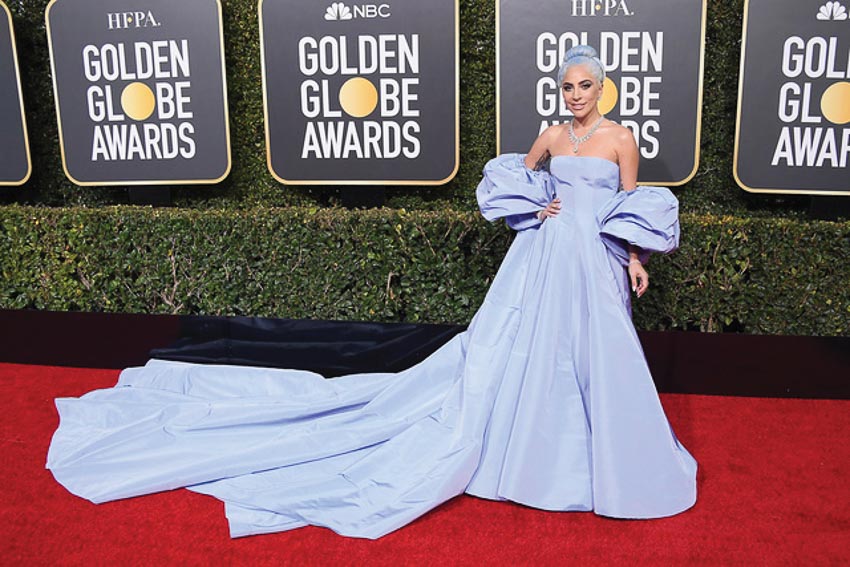 Lady Gaga xuất hiện lộng lẫy trong chiếc váy đuôi dài của Valentino Couture