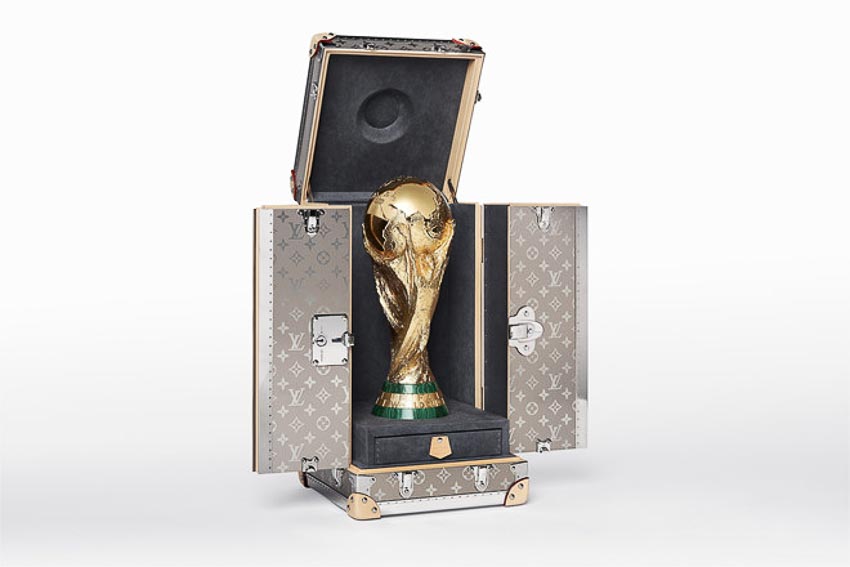 Chiếc cúp vàng của World Cup 2018 được đặt trong chiếc rương bảo vệ do Louis Vuitton sản xuất. Ảnh: Louis Vuitton.