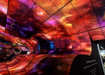 [CES 2019] Choáng ngợp với dải ngân hà từ màn hình OLED cong khổng lồ của LG 5