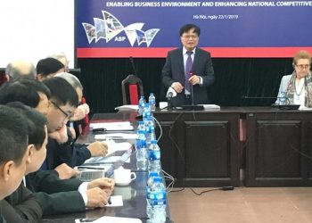 Viện trưởng Viện Nghiên cứu quản lý kinh tế Trung ương TS. Nguyễn Đình Cung phát biểu tại hội nghị