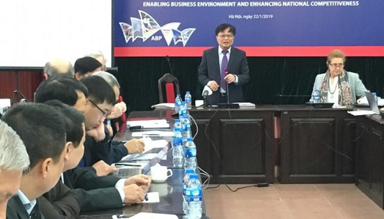 Viện trưởng Viện Nghiên cứu quản lý kinh tế Trung ương TS. Nguyễn Đình Cung phát biểu tại hội nghị