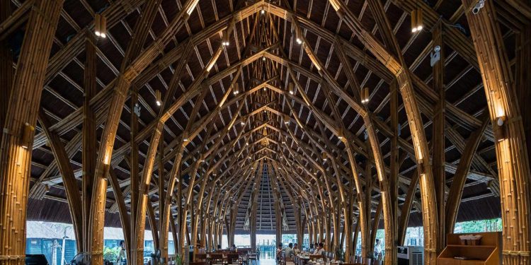 Nhà hàng tre tại Quảng Bình