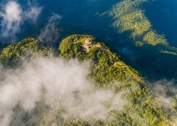 Đỉnh Bạch Mã nhìn từ trên cao 1