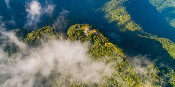 Đỉnh Bạch Mã nhìn từ trên cao 1