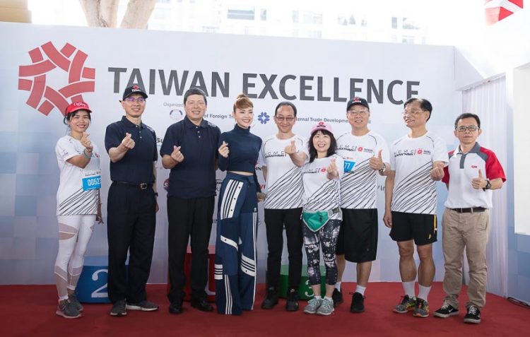 Đại sứ hình ảnh Taiwan Excellence chụp hình cùng ông Walter Yeh và các VIP tại sân khấu của Taiwan Excellence