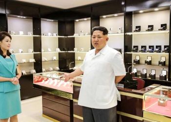 Nhà lãnh đạo Triều Tiên Kim Jong Un và phu nhân Ri Sol Ju kiểm tra các hàng hóa xa xỉ được bày bán. Ảnh: KCNA.