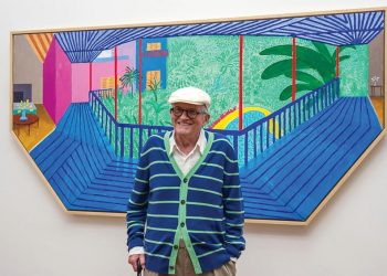 David Hockney với một tranh phong cảnh hình lục lăng đầy màu sắc của ông