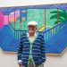 David Hockney với một tranh phong cảnh hình lục lăng đầy màu sắc của ông