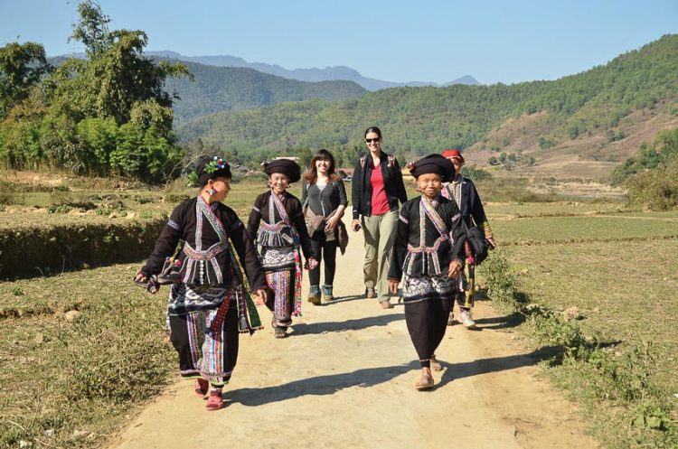 Một nhóm du khách nhỏ tự lên kế hoạch trải nghiệm văn hóa bản địa Việt Nam. Ảnh Ethos - Spirit