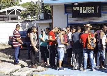 Người dân ở Costa Rica nhận tiền do thân nhân từ nước ngoài gửi về nhà