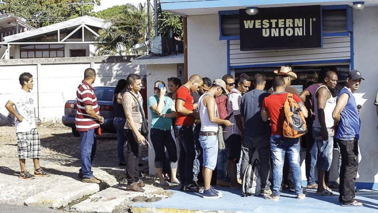 Người dân ở Costa Rica nhận tiền do thân nhân từ nước ngoài gửi về nhà