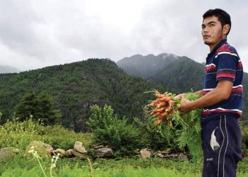 Một nhà nông ở Bhutan trong nông trại trồng thực phẩm hữu cơ của mình