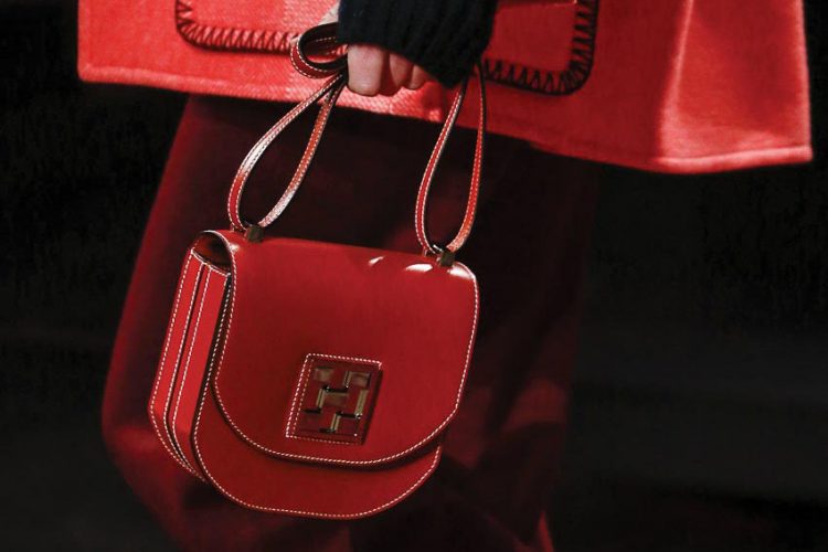 Thời thượng hơn với điểm nhấn màu đỏ