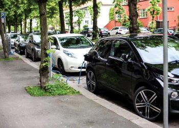 Có thể tìm thấy cột sạc điện miễn phí ở bất cứ nơi đâu trên đường phố Oslo