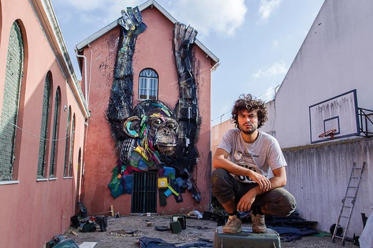 Bordalo II bên một tác phẩm của anh