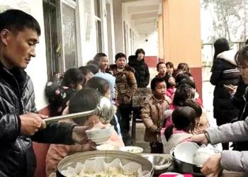 Bữa ăn của học sinh ở nông thôn TQ còn thiếu thốn