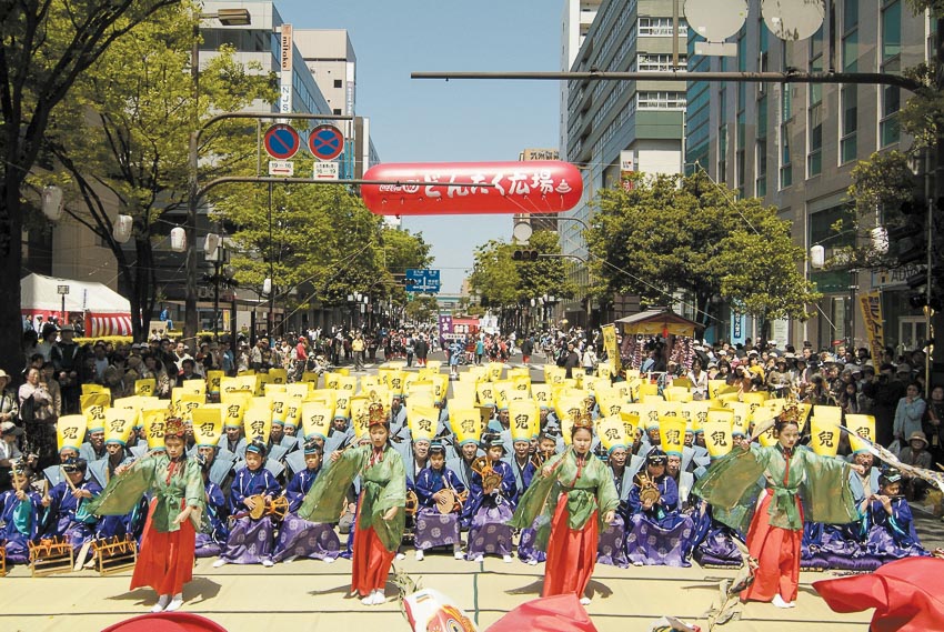 Biểu diễn ca múa nhạc truyền thống trên đường phố Fukuoka