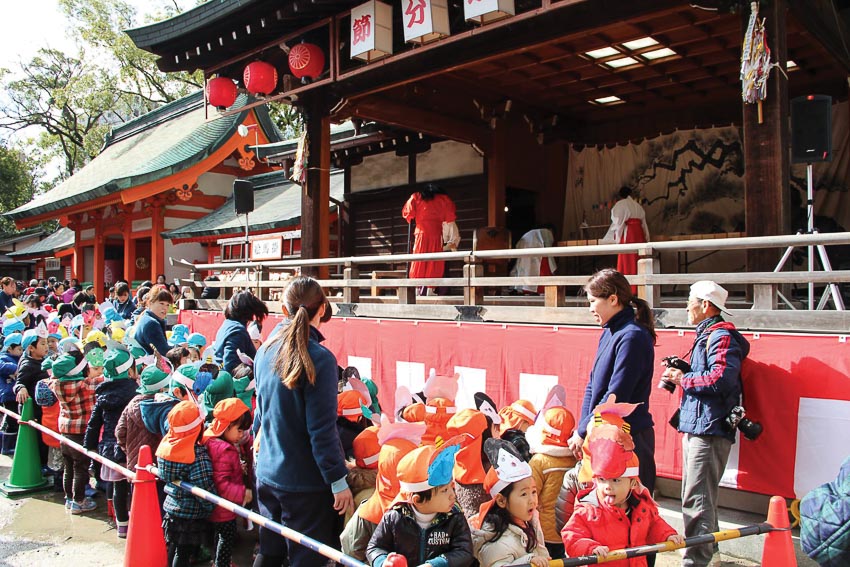 Trẻ em cũng háo hức trước các tiết mục dân gian ở đền chùa cổ