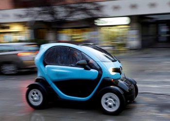 Một phụ nữ lái chiếc xe hơi điện Renault Twizy hai chỗ ngồi tại thủ đô Rome của Ý