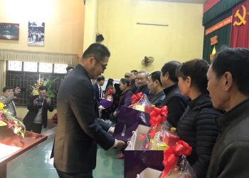 Toyota Việt Nam trao tặng quà tết cho gia đình chính sách và hội người cao tuổi