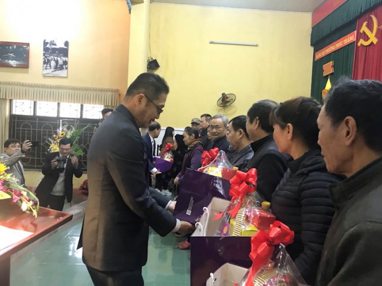 Toyota Việt Nam trao tặng quà tết cho gia đình chính sách và hội người cao tuổi