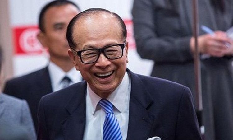 Li Ka-shing chào tạm biệt các phóng viên trong ngày rời CK Hutchison Holdings. Ảnh: Reuters