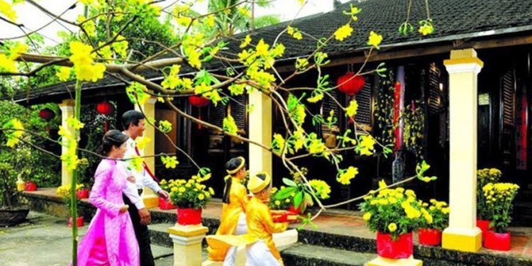 Tục lệ xông nhà đầu năm mới vẫn được lưu truyền từ đời này qua đời khác. Ảnh: T.L