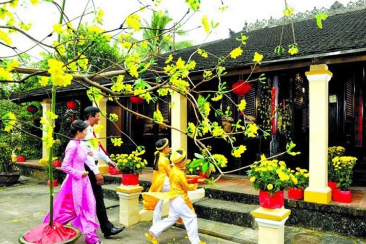 Tục lệ xông nhà đầu năm mới vẫn được lưu truyền từ đời này qua đời khác. Ảnh: T.L
