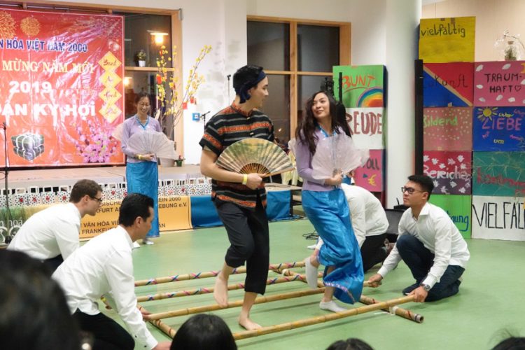 Trẻ em Việt ở Đức nhảy sạp đón Tết Kỷ Hợi 2019