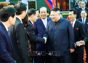 Bộ trưởng, Chủ nhiệm Văn phòng Chính phủ Mai Tiến Dũng, Thứ trưởng Bộ Ngoại giao Lê Hoài Trung, đại diện lãnh đạo tỉnh Lạng Sơn đón Chủ tịch Kim Jong-un và đoàn Triều Tiên tại ga Đồng Đăng. Ảnh: Nhan Sán/TTXVN