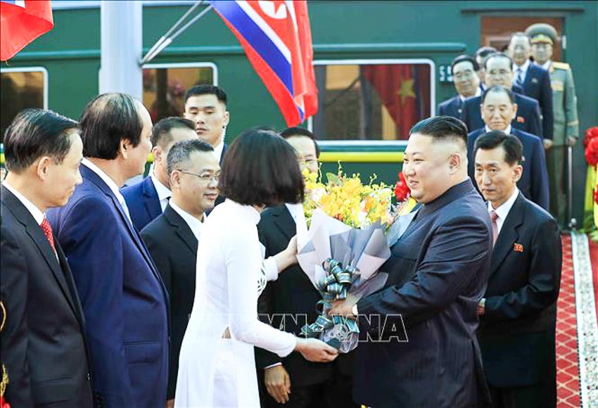 Thiếu nữ Việt Nam tặng hoa, chào mừng Chủ tịch Kim Jong-un và đoàn Triều Tiên đến thăm Việt Nam, tại ga Đồng Đăng. Ảnh: Nhan Sáng/TTXVN