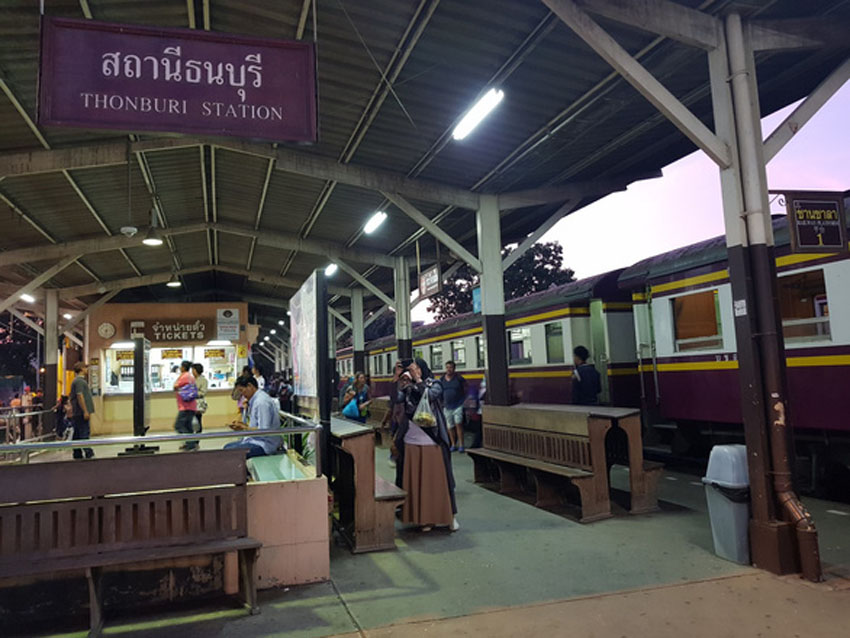 àu hỏa khởi hành từ ga Thon Buri đến Kanchanaburi