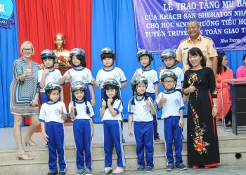 Khách sạn Sheraton Nha Trang trao tặng nón bảo hiểm cho trẻ em 2