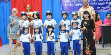 Khách sạn Sheraton Nha Trang trao tặng nón bảo hiểm cho trẻ em 2