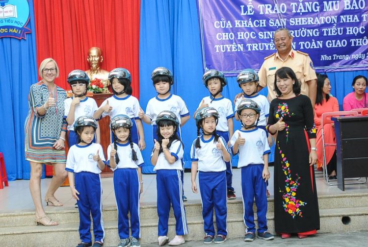 Khách sạn Sheraton Nha Trang trao tặng nón bảo hiểm cho trẻ em 2