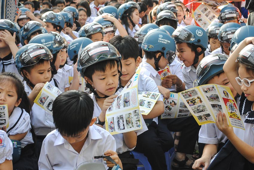Khách sạn Sheraton Nha Trang trao tặng nón bảo hiểm cho trẻ em 3
