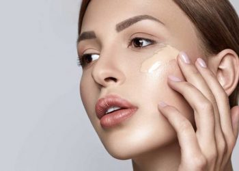 Cách dùng kem che khuyết điểm cho vùng da không đều màu. Ảnh: pictame