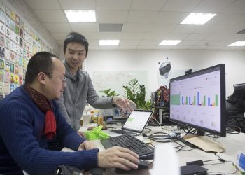 Vũ Hải Nam (áo xám), Giám đốc sản xuất của công ty ThinkLabs cùng đồng nghiệp phát triển hệ thống giám sát chất lượng không khí.