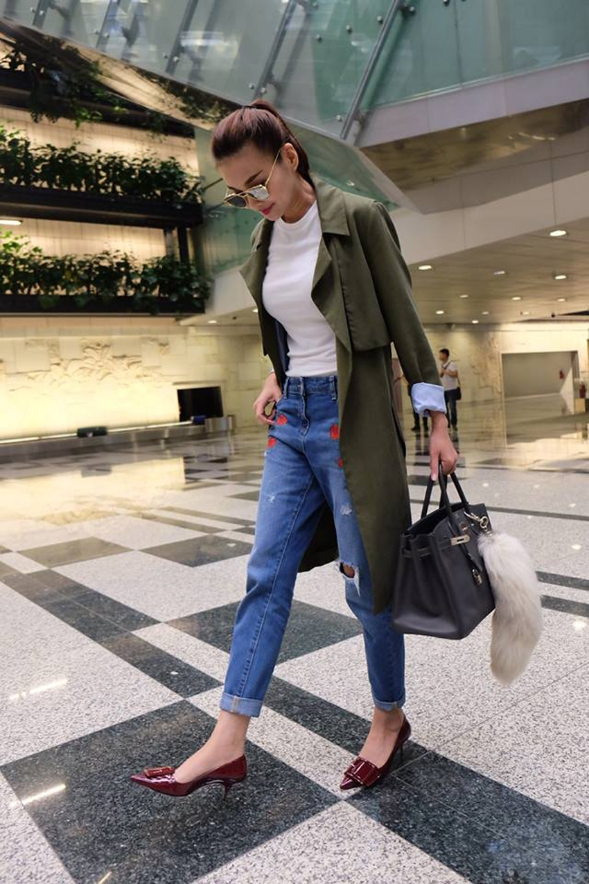 Thanh Hằng là một trong các sao Việt yêu thích phong cách Smart Casual. Cô thường chọn kiểu mix áo khoác hoặc blazer với quần jeans cùng áo thun đơn giản