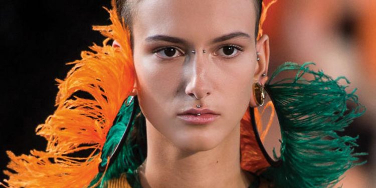 Xu hướng thời trang xuân-hè 2019: Điệu đà với lông vũ 3