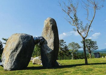 Kết nối - Khổng Đỗ Tuyền (2016), đá và inox, 80 tấn